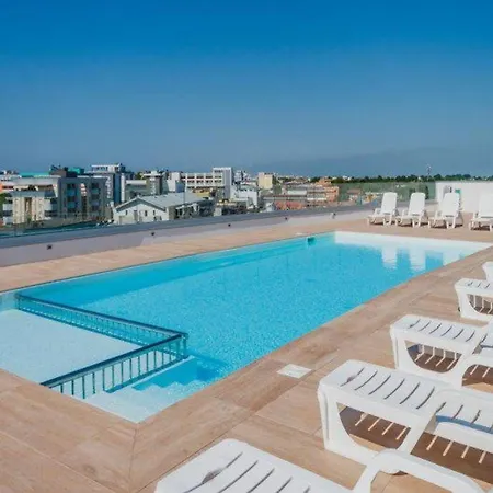 Apartment Stylish Flat With Rooftop Pool