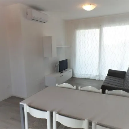 Apartment Stylish Flat With Rooftop Pool Bibione