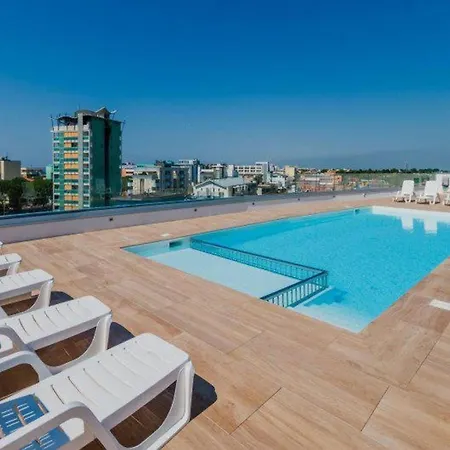 Apartment Stylish Flat With Rooftop Pool