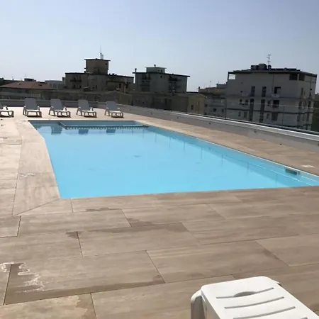 Stylish Flat With Rooftop Pool